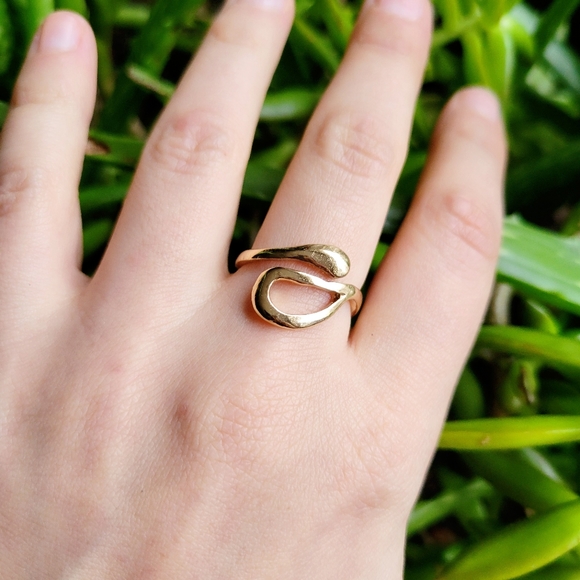 New Dainty Gold Geometric Modern Ring Band - Picture 3 of 9